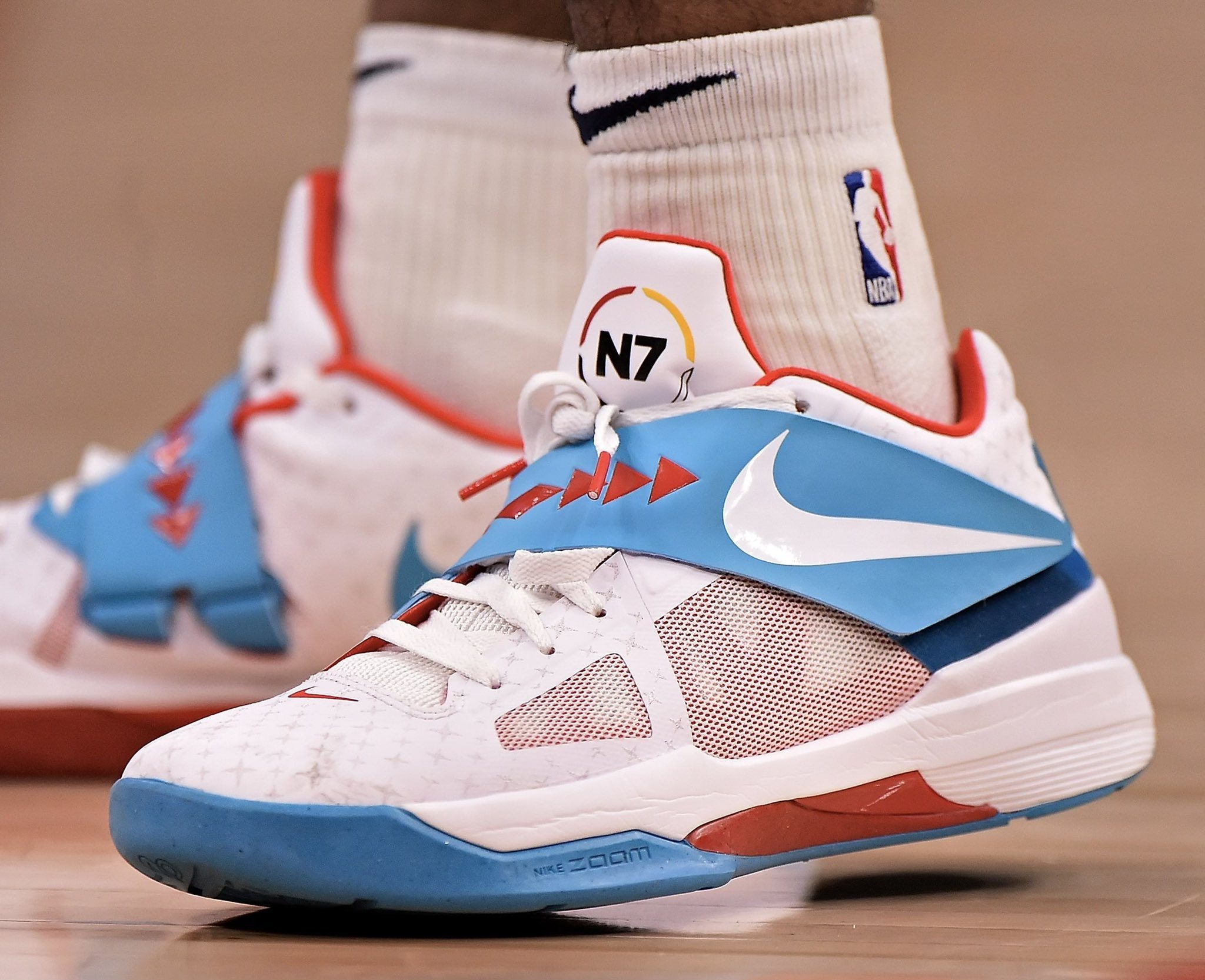 让气氛彻底 让气氛彻底